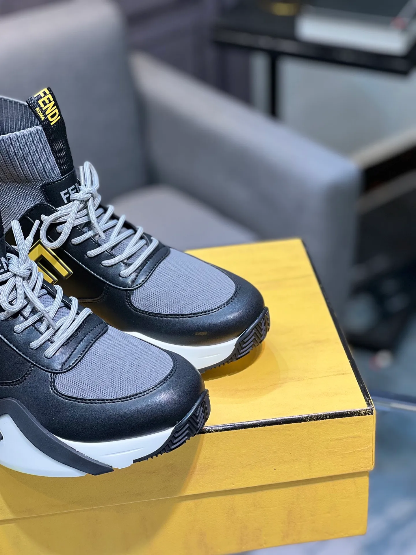 Men's shoes 💰580 FENDI men's fashion casual shoes 👟Hot sale🔥Official website 1:1 replica ⬆️Original quality - Original leather - Original breathable mesh lining Original outsole 1:1 replica, code number 38-44 (45-46 customized)